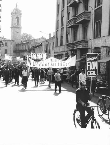 Sciopero dei lavoratori metalmeccanici per il contratto - Corteo - Striscioni - Cartello Fiom