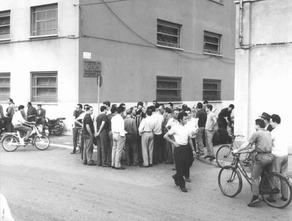 Schindler di Novate Milanese - Picchetto dei lavoratori davanti alla fabbrica