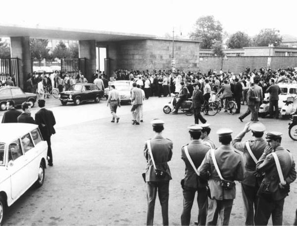 Innocenti - Presidio dei lavoratori davanti all'ingresso della fabbrica - Presenti le forze dell'ordine - Cartelli di sciopero