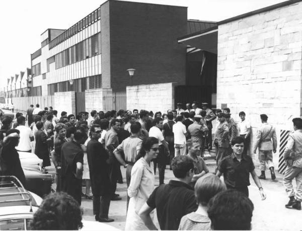 Sciopero dei lavoratori della Fiar - Picchetto davanti all'ingresso della fabbrica - Schieramento delle forze dell'ordine