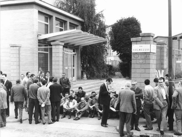 Sciopero dei lavoratori della Ibm - Picchetto davanti all'ingresso della fabbrica