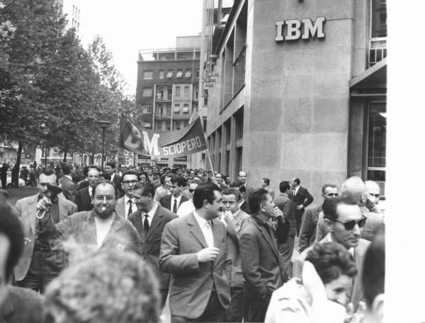 Sciopero dei lavoratori della Ibm - Corteo - Operaio con campanaccio - Striscione - Insegna Ibm