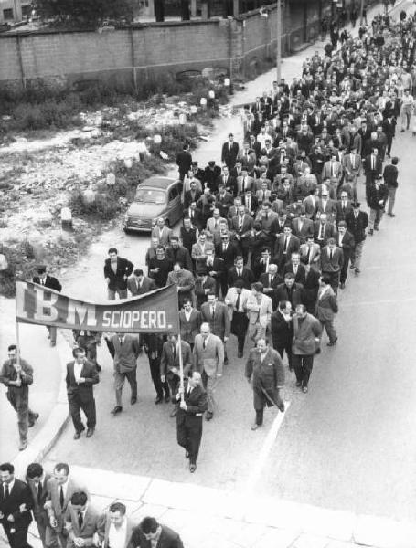 Sciopero dei lavoratori della Ibm - Corteo dall'alto - In prima fila i sindacalisti, tra i quali Leonardo Banfi - Striscione