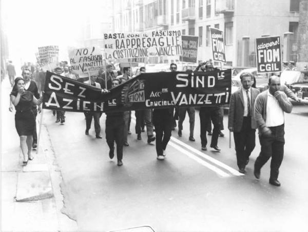 Sciopero dei lavoratori della Vanzetti contro le rappresaglie della direzione - Corteo - Striscione Fiom - Cartelli di sciopero Fiom e Fim Cisl