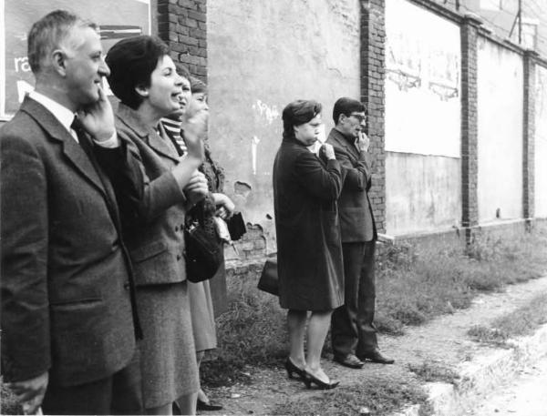 Farmitalia - Picchetto dei lavoratori davanti alla fabbrica - Lavoratori protestano con fischi e urla