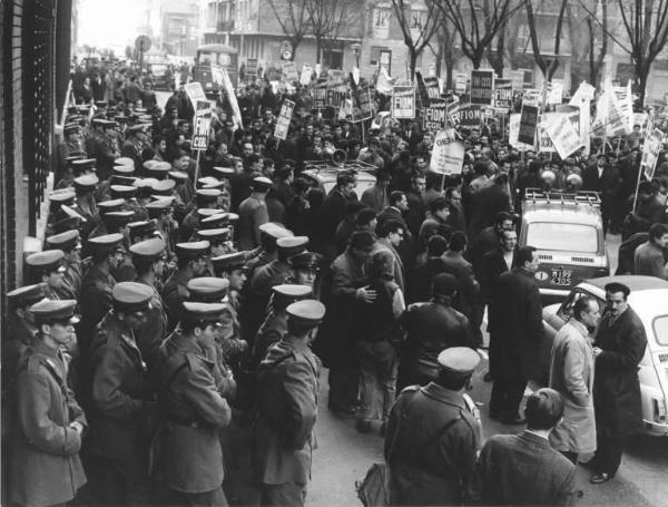 Sciopero dei lavoratori della Borletti - Presidio davanti all'ingresso della fabbrica in piazza Irnerio - Schieramento delle forze dell'ordine - Cartelli di sciopero Fiom e Fim Cisl