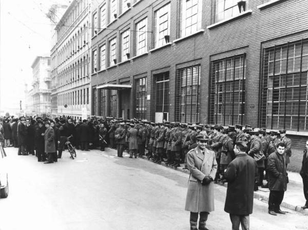 Sciopero dei lavoratori della Borletti - Presidio davanti all'ingresso della fabbrica in piazza Irnerio - Schieramento delle forze dell'ordine