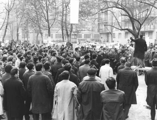 Sciopero dei lavoratori della Borletti - Comizio in piazza Irnerio davanti alla fabbrica - Oratore al microfono - Lavoratori - Striscioni - Cartelli di sciopero Fiom e Fim Cisl