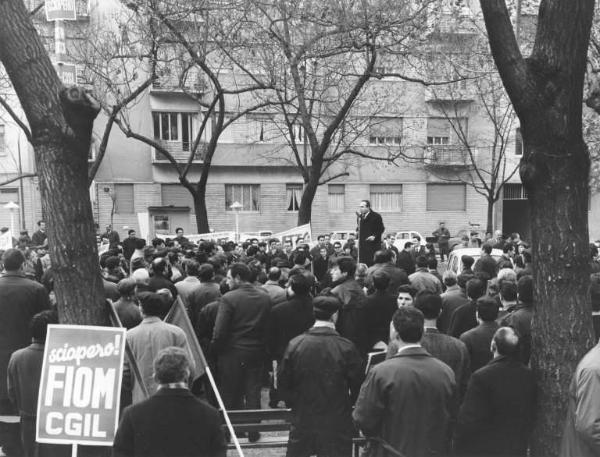 Sciopero dei lavoratori della Borletti - Comizio in piazza Irnerio davanti alla fabbrica - Pierluigi Perotta al microfono - Lavoratori - Striscioni - Cartelli di sciopero Fiom