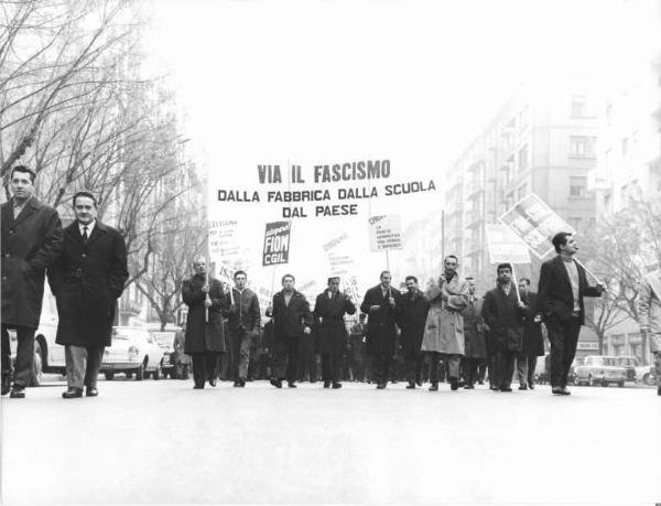 Sciopero dei lavoratori della Borletti - Corteo - Striscioni - Cartelli di sciopero Fiom e Fim Cisl