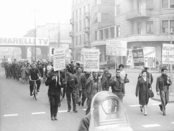 Sciopero dei lavoratori della Siemens per il contratto - Corteo in viale Monza - Operai con tuta da lavoro - Cartelli di sciopero Fiom e Fim Cisl