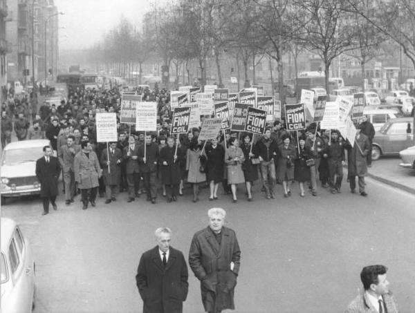 Sciopero unitario dei lavoratori metalmeccanici per il contratto - Corteo dei lavoratori della Cge - Cartelli di sciopero Fiom e Fim Cgil