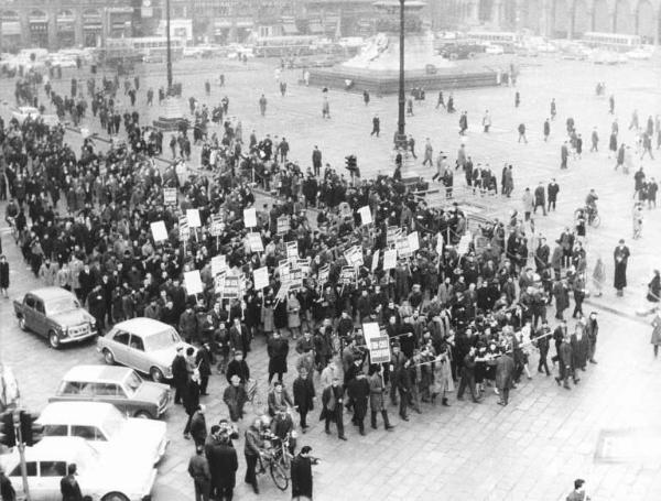 Sciopero unitario dei lavoratori metalmeccanici per il contratto - Corteo dei lavoratori della Cge in piazza del Duomo - Cartelli di sciopero