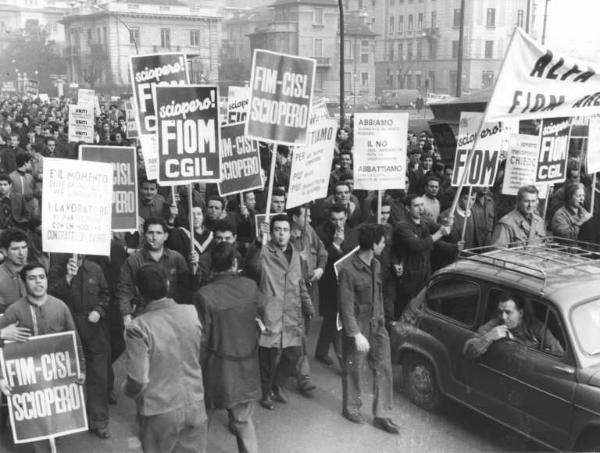 Sciopero unitario dei lavoratori metalmeccanici per il contratto - Corteo dei lavoratori dell'Alfa Romeo di Arese e della Siemens - Operai con tuta da lavoro - Striscione - Cartelli di sciopero Fiom e Fim Cgil