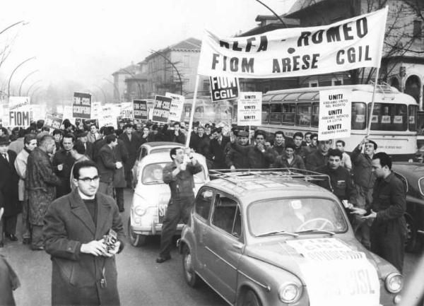 Sciopero unitario dei lavoratori metalmeccanici per il contratto - Corteo dei lavoratori dell'Alfa Romeo di Arese e della Siemens - Striscione - Cartelli di sciopero Fiom e Fim Cgil