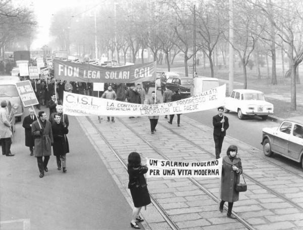 Sciopero unitario dei lavoratori metalmeccanici per il contratto - Corteo dei lavoratori della Cge - Striscioni - Cartelli di sciopero Fiom e Fim Cgil