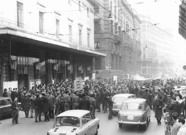 Sciopero unitario dei lavoratori metalmeccanici per il contratto - Lavoratori davanti al Teatro Lirico - Striscione - Cartelli di sciopero Fiom e Fim Cisl