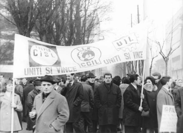 Sciopero dei lavoratori della Alemagna - Corteo - Striscione Cgil, Cisl, Uil