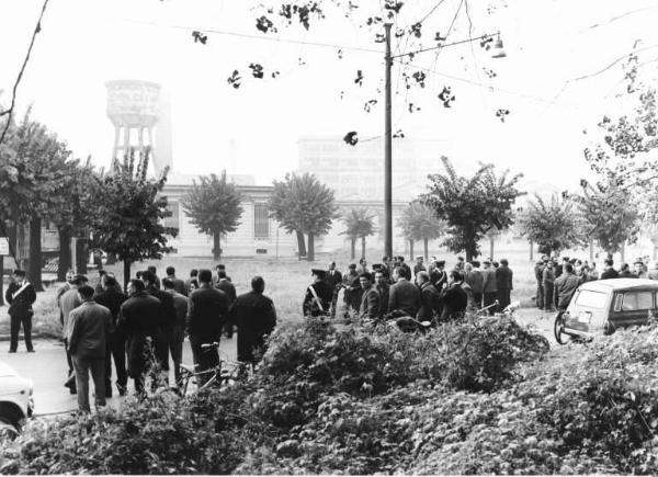 Sciopero dei lavoratori della Montecatini di Linate - Presidio - Presenti le forze dell'ordine