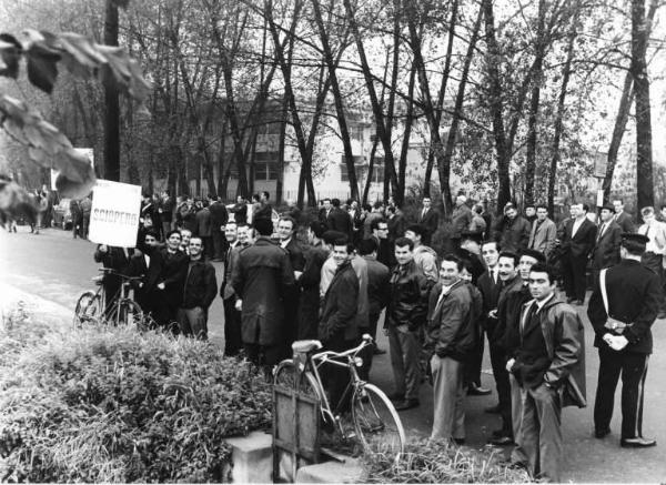 Sciopero dei lavoratori della Montecatini di Linate - Presidio - Presenti le forze dell'ordine - Cartello di sciopero Fiom Cgil