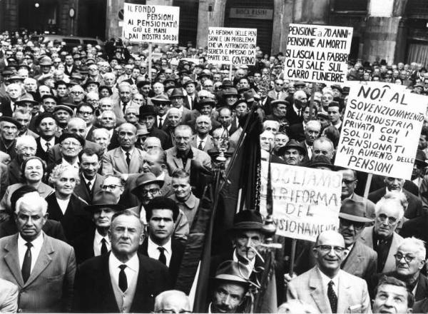 Manifestazione dei pensionati indetta dalla Camera del Lavoro - Piazza Mercanti - Anziani al comizio - Cartelli di protesta