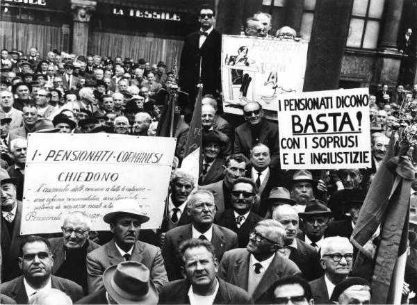 Manifestazione dei pensionati indetta dalla Camera del Lavoro - Piazza Mercanti - Anziani al comizio - Pensionati di Cormano - Cartelli di protesta