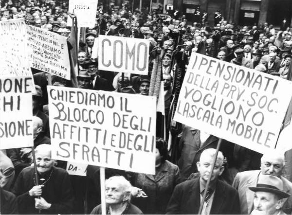 Manifestazione dei pensionati indetta dalla Camera del Lavoro - Piazza Mercanti - Anziani al comizio - Pensionati di Como - Cartelli di protesta