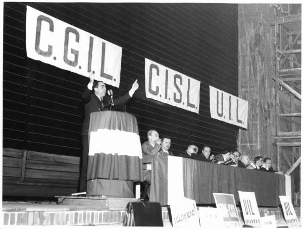 Teatro Lirico - Interno - Assemblea dei lavoratori metalmeccanici in seguito allo sciopero unitario - Palco - Tavolo della presidenza - Striscioni Cgil, Cisl, Uil - Cartelli di sciopero