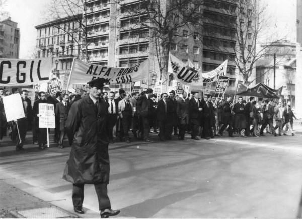 Sciopero dei lavoratori metalmeccanici per il contratto - Corteo - Spezzone lavoratori dell'Alfa Romeo - Striscioni Fiom, Fim Cisl, Uilm - Cartelli di sciopero Fiom