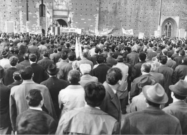 Sciopero dei lavoratori metalmeccanici per il contratto - Piazza Castello - Comizio - Palco - Lavoratori - Striscioni - Cartelli