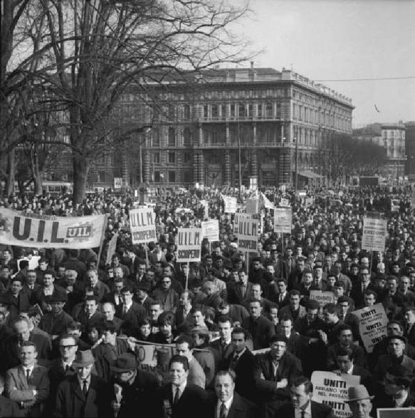 Sciopero dei lavoratori metalmeccanici per il contratto - Piazza Castello - Comizio - Lavoratori - Striscioni - Cartelli di sciopero Uilm