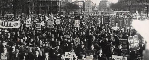 Sciopero dei lavoratori metalmeccanici per il contratto - Piazza Castello - Comizio - Lavoratori di Sesto San Giovanni - Striscioni - Cartelli di sciopero Fim Cisl - Monumento a Garibaldi in largo Cairoli