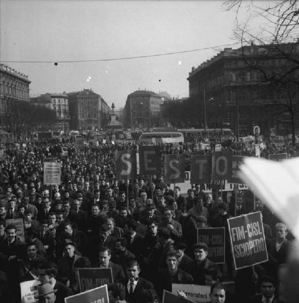 Sciopero dei lavoratori metalmeccanici per il contratto - Piazza Castello - Comizio - Lavoratori di Sesto San Giovanni - Striscioni - Cartelli di sciopero Fim Cisl