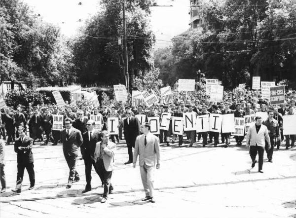 Sciopero dei lavoratori della Innocenti - Corteo verso la Prefettura - Testa del corteo con i sindacalisti - Cartelli Fiom, Fim e Uilm