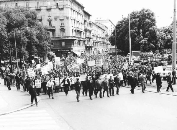 Sciopero dei lavoratori della Innocenti - Corteo verso la Prefettura - Testa del corteo con i sindacalisti - Cartelli Fiom, Fim e Uilm