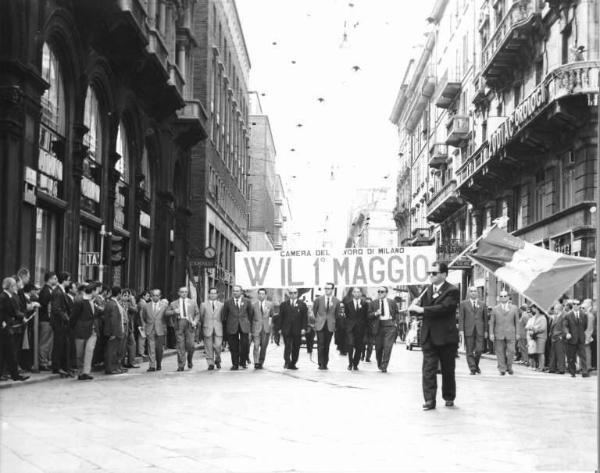 Manifestazione del primo maggio - Testa del corteo con i sindacalisti, tra i quali Vittorio Foa - Striscione del 1° maggio - Bandiera