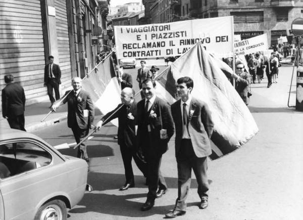 Manifestazione del primo maggio - Corteo dei lavoratori - Striscioni - Gonfaloni - Bandiere