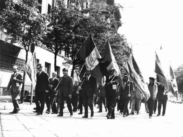 Manifestazione del primo maggio - Corteo dei lavoratori - Gonfaloni