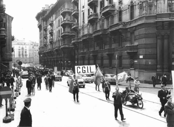 Manifestazione del primo maggio - Corteo dei lavoratori - Striscioni - Gonfaloni