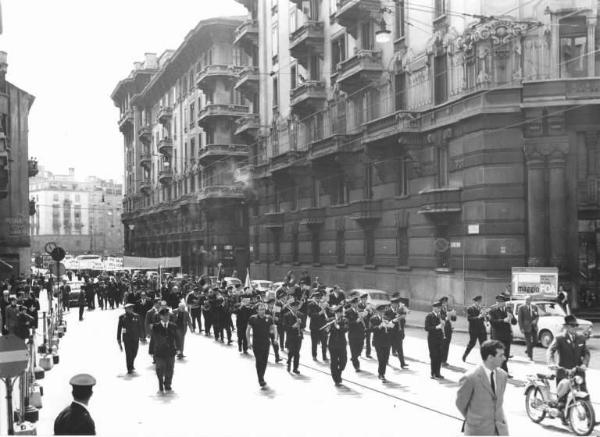 Manifestazione del primo maggio - Corteo dei lavoratori - Banda - Striscioni - Gonfaloni