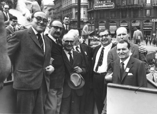 Manifestazione del primo maggio - Foto di gruppo, tra gli altri Vittorio Foa e Ernesto Treccani