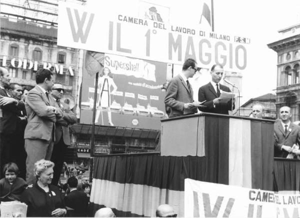 Manifestazione del primo maggio - Piazza del Duomo - Comizio - Palco - Oratore al microfono - Striscione del 1° maggio