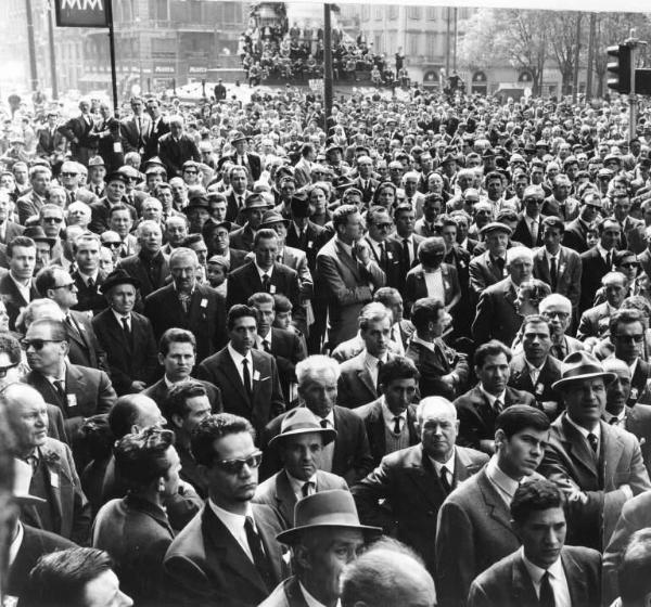 Manifestazione del primo maggio - Comizio in largo Cairoli - Folla dei lavoratori