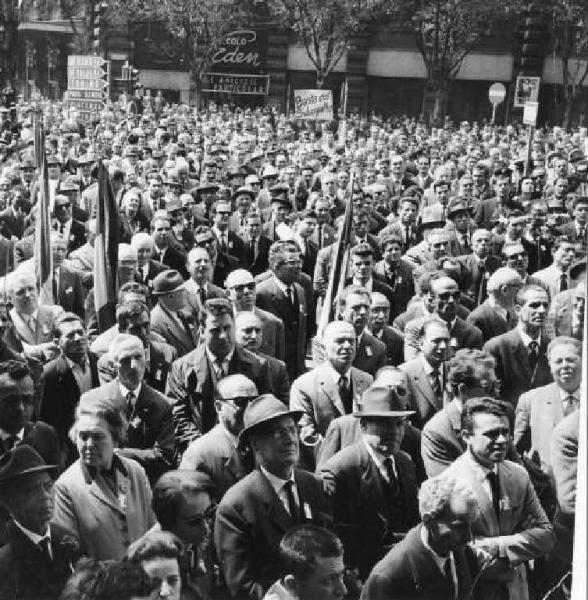 Manifestazione del primo maggio - Comizio in largo Cairoli - Folla dei lavoratori