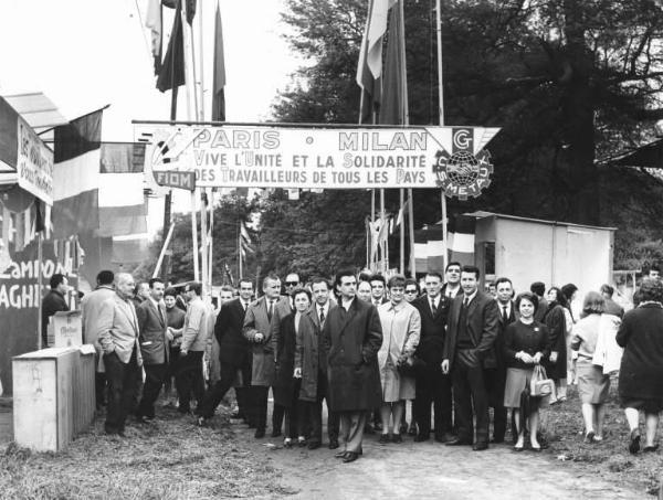 Festa dei lavoratori metallurgici francesi - Foto di gruppo davanti allo striscione di solidarietà tra i lavoratori di Parigi e di Milano - Stand - Bandiere