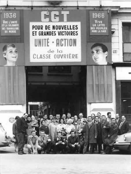 Parigi - Foto di gruppo davanti alla Maison des Metallurgistes - Cartello della Cgt per il trentesimo anniversario delle lotte operaie