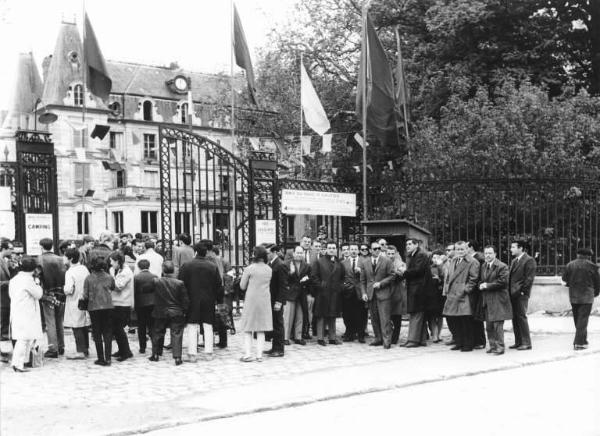 Parigi - Persone davanti all'entrata del parco H. Gautier - Bandiere