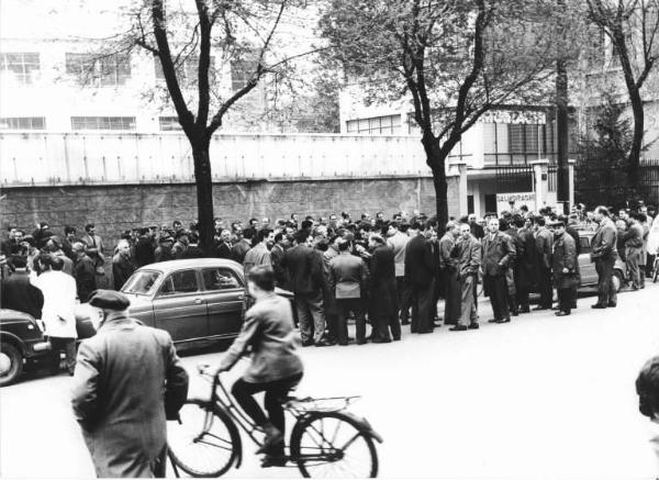 Sciopero dei lavoratori della Filotecnica Salmoiraghi per il contratto - Presidio davanti all'ingresso della fabbrica - Insegna