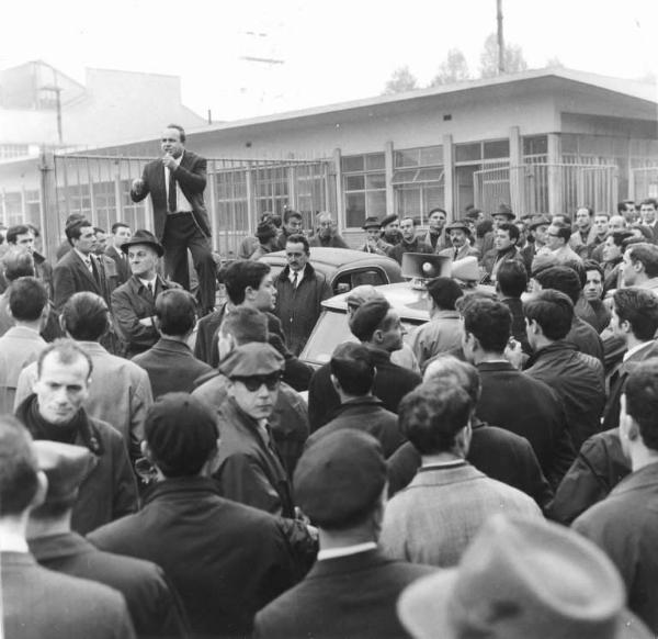 Sciopero dei lavoratori della Om per il rinnovo del contratto - Comizio davanti all'ingresso della fabbrica - Pierluigi Perotta al microfono - Lavoratori