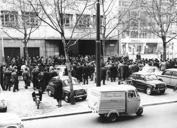 Sciopero dei lavoratori della Face Standard - Presidio davanti all'ingresso della fabbrica - Cartello di sciopero Fim Cisl